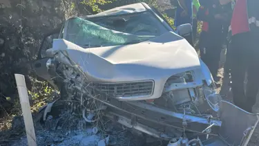 Adıyaman'da kontrolden çıkan otomobil duvara çarptı: 2 yaralı