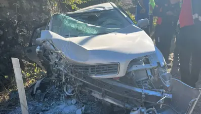 Adıyaman'da kontrolden çıkan otomobil duvara çarptı: 2 yaralı