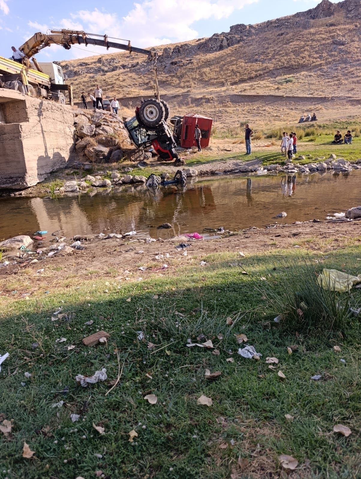 Arpa yüklü TIR dereye yuvarlandı