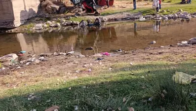 Arpa yüklü TIR dereye yuvarlandı