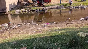 Arpa yüklü TIR dereye yuvarlandı