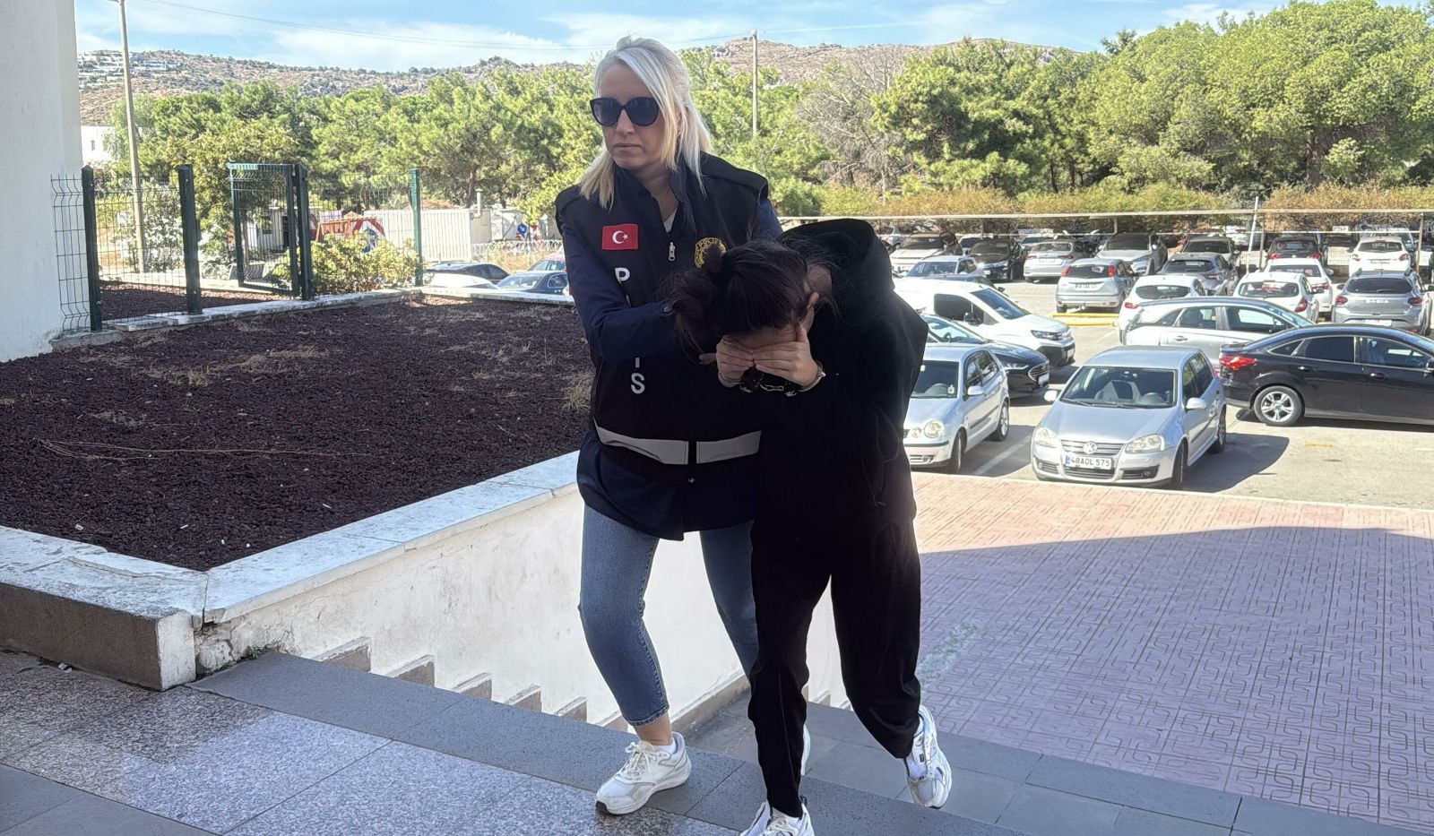 Bodrum'da otel lojmanında dehşet: Havluya sarıp, terasa bıraktı