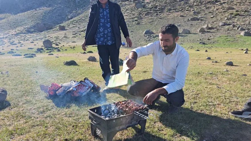 Türkiye'nin en yüksek üçüncü zirvesi: Piknikçilerin yeni gözdesi oldu 1 Türkiye'nin en yüksek üçüncü zirvesi: Piknikçilerin yeni gözdesi oldu 1