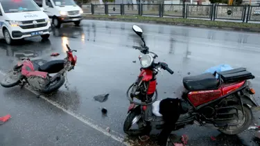 Adana'da feci kaza: Otomobil ile 2 elektrikli bisiklet çarpıştı, 1 kişi öldü