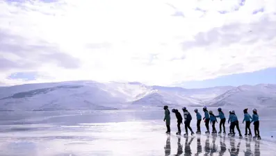 'Türkiye'nin en büyük buz pisti' Çıldır Gölü'nde buz pateni keyfi