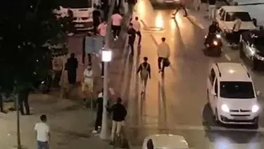 Düğün konvoyundaki korna kavgası meydan savaşına dönüştü: Dakikalarca birbirlerine saldırdılar