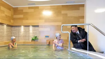 Kim Jong Un kaplıca gezdi. Onu gören işçiler saygı duruşuna geçti