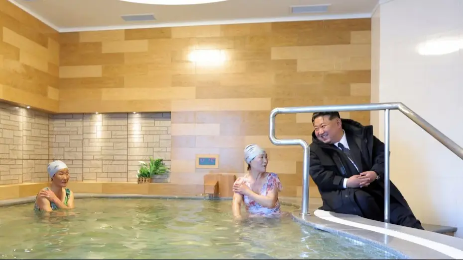 Kim Jong Un kaplıca gezdi. Onu gören işçiler saygı duruşuna geçti