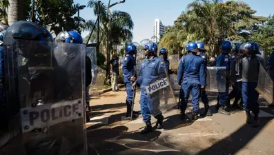 Zimbabve'de seçim sonrası muhalifler sokakta: 1 ölü