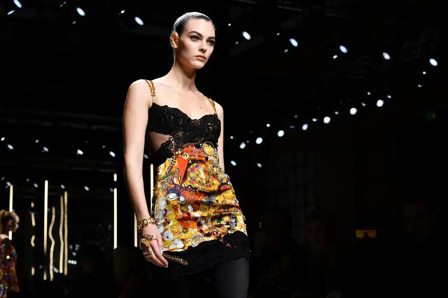 Emily Ratajkowski ve Bella Hadid defileye damga vurdu 4