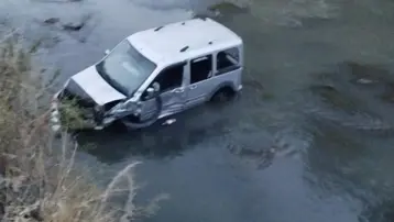 Kontrolden çıkan araç Kars Çayı'na düştü: Sürücü yaralandı