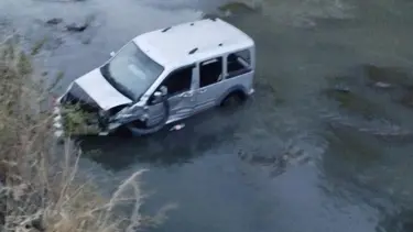 Kontrolden çıkan araç Kars Çayı'na düştü: Sürücü yaralandı
