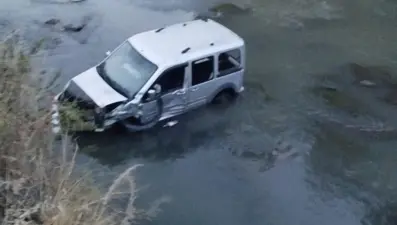 Kontrolden çıkan araç Kars Çayı'na düştü: Sürücü yaralandı