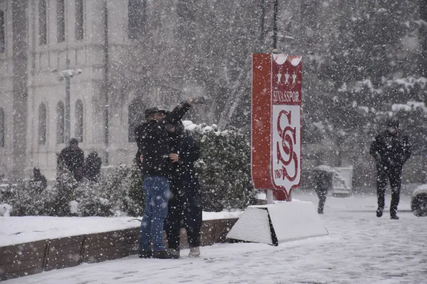 Sivas'ta kar yağışı: Kent meydanı beyaza büründü 4