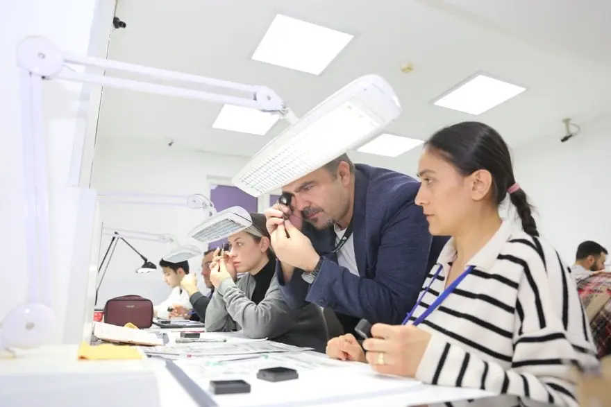 Kuyumcular da anlamıyor... Fiyatlar arttı, pırlantanın sahtesi ayırt edilemiyor 6