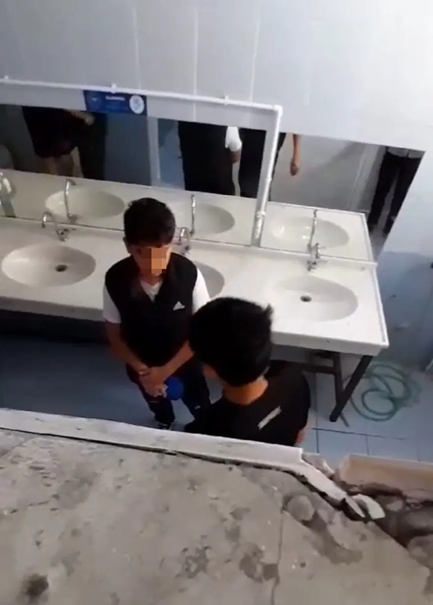 Okulda akran zorbalığı: 3 öğrenci arkadaşını dövüp kameraya çekti 2