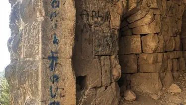 7 asırlık tarihi kale duvarlarını spreylerle boyadılar