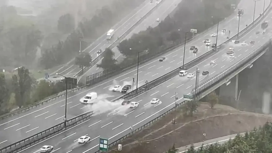 İstanbul'da sağanak yağış: Gaziosmanpaşa'da yollar göle döndü 13 İstanbul'da sağanak yağış: Gaziosmanpaşa'da yollar göle döndü 13