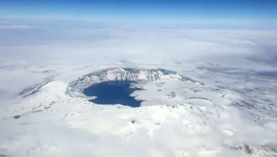 Dünyanın 2. büyük krater gölü Nemrut... Kış görüntüsüyle kendine hayran bırakıyor