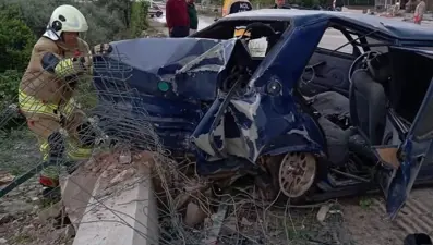 Hatay'da otomobil hurdaya döndü: Dört yaralı