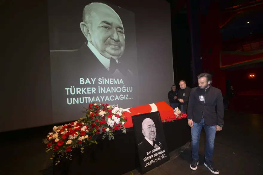 Türker İnanoğlu'na veda: Duayen sinemacı son yolculuğuna uğurlandı 21