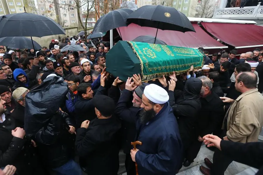 Davutoğlu gözyaşlarını tutamadı Davutoğlu gözyaşlarını tutamadı