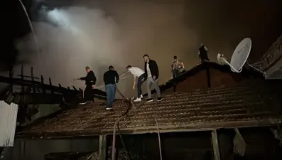 Köyde 4 ev küle döndü