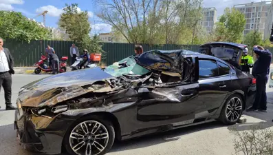 TIR'ın altına giren lüks otomobil hurdaya döndü, sürücü ağır yaralandı