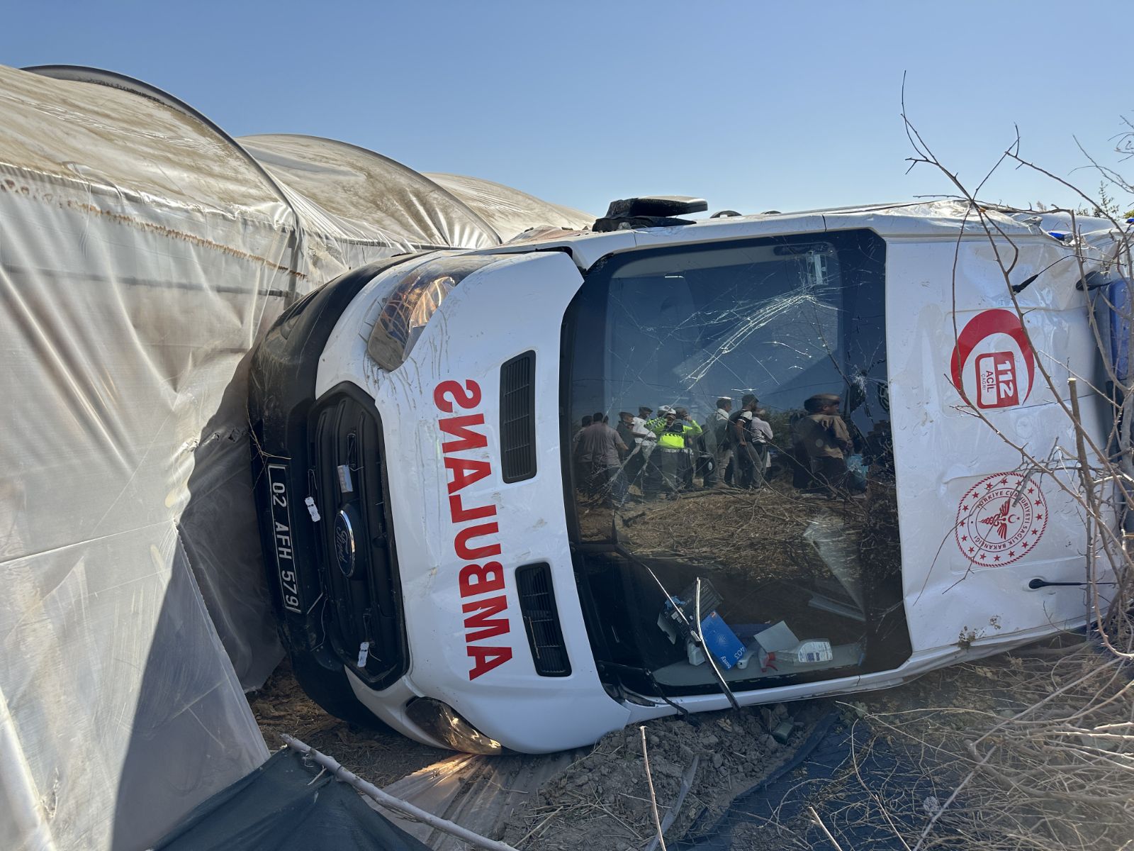 Hasta taşıyan ambulans ve otomobilin feci kazası: 8 yaralı