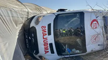 Hasta taşıyan ambulans ve otomobilin feci kazası: 8 yaralı