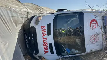 Hasta taşıyan ambulans ve otomobilin feci kazası: 8 yaralı