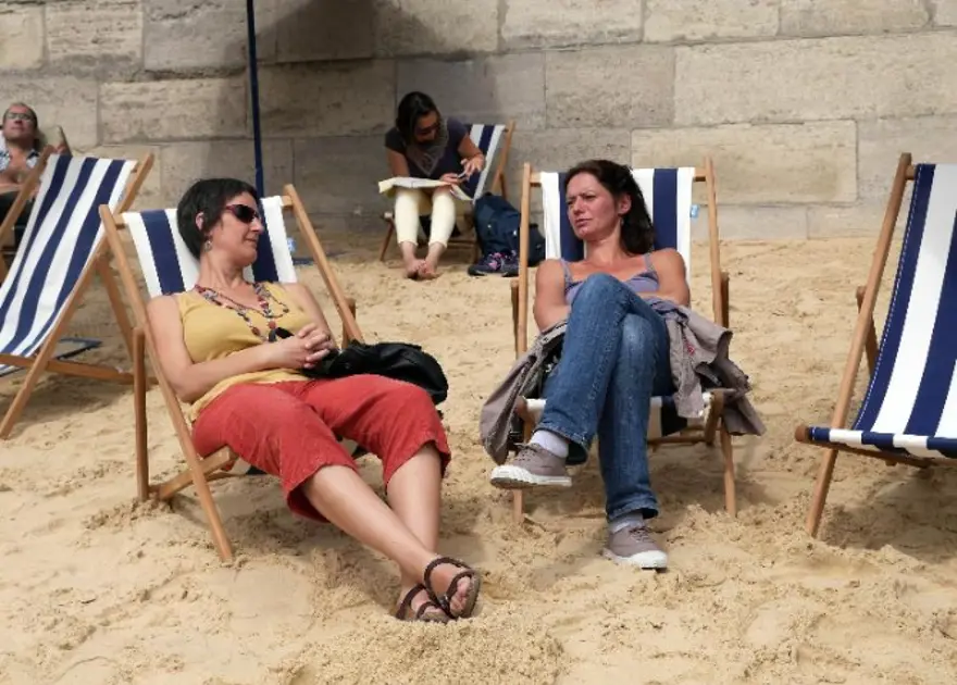 Tatile gidemeyenler Paris'i plaja çevirdi 8