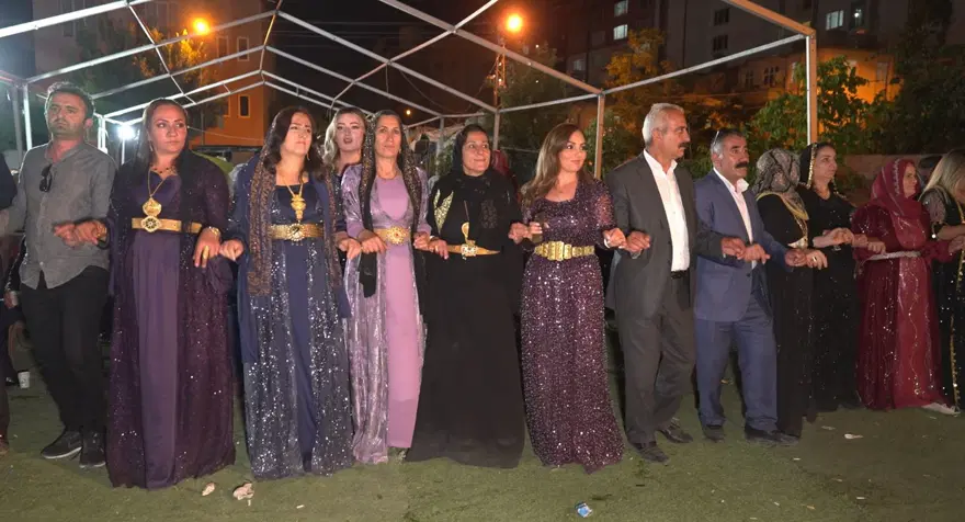 Aşiret düğününe 5 bin kişi katıldı, takı töreni4 saat sürdü (Para ve altınları 15 kişi saydı) 7