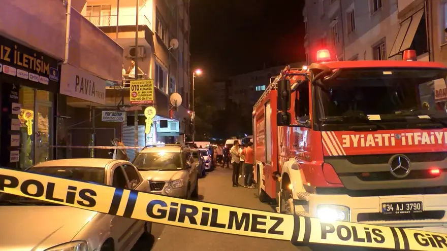 Küçükçekmece’de patlama paniği: Motosikletli saldırganlarinternet kafeye patlayıcı madde attı 7