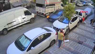 Sultangazi'de yola fırlayan çocuğa otomobil çarptı