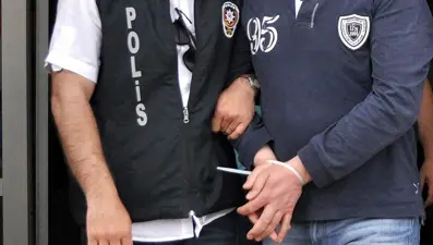 İstiklal Caddesi'ne asılan Türk bayraklarına zarar veren kişi yakalandı