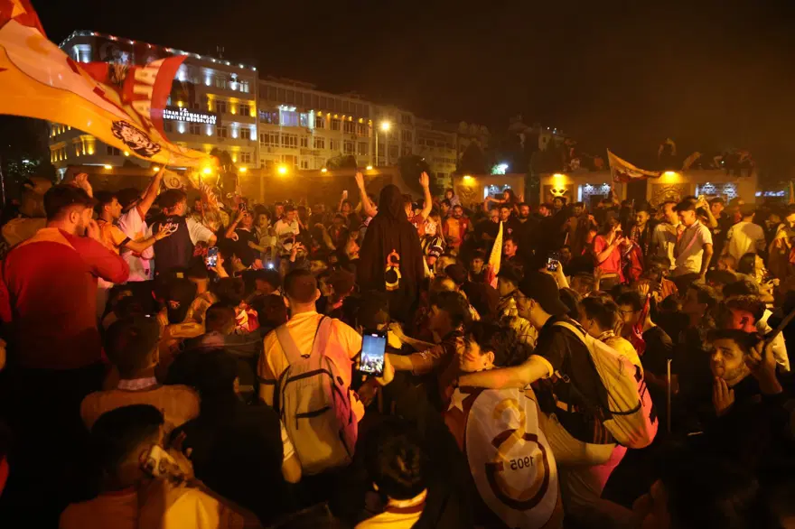 Galatasaray taraftarı sokağa döküldü 12 Galatasaray taraftarı sokağa döküldü 12