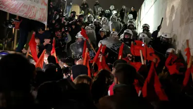 Yunanistan'da yeni "kemer sıkma" önlemleri meclisten geçti