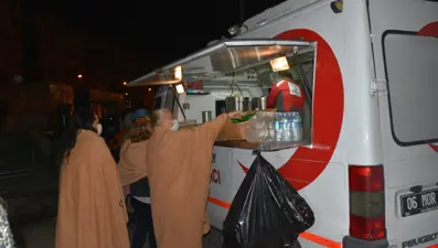 İzmirliler geceyi sokakta geçirdi