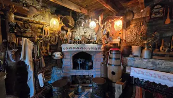 10 parça ile başladı, 2 bin 500 parçayı evinde sergiliyor