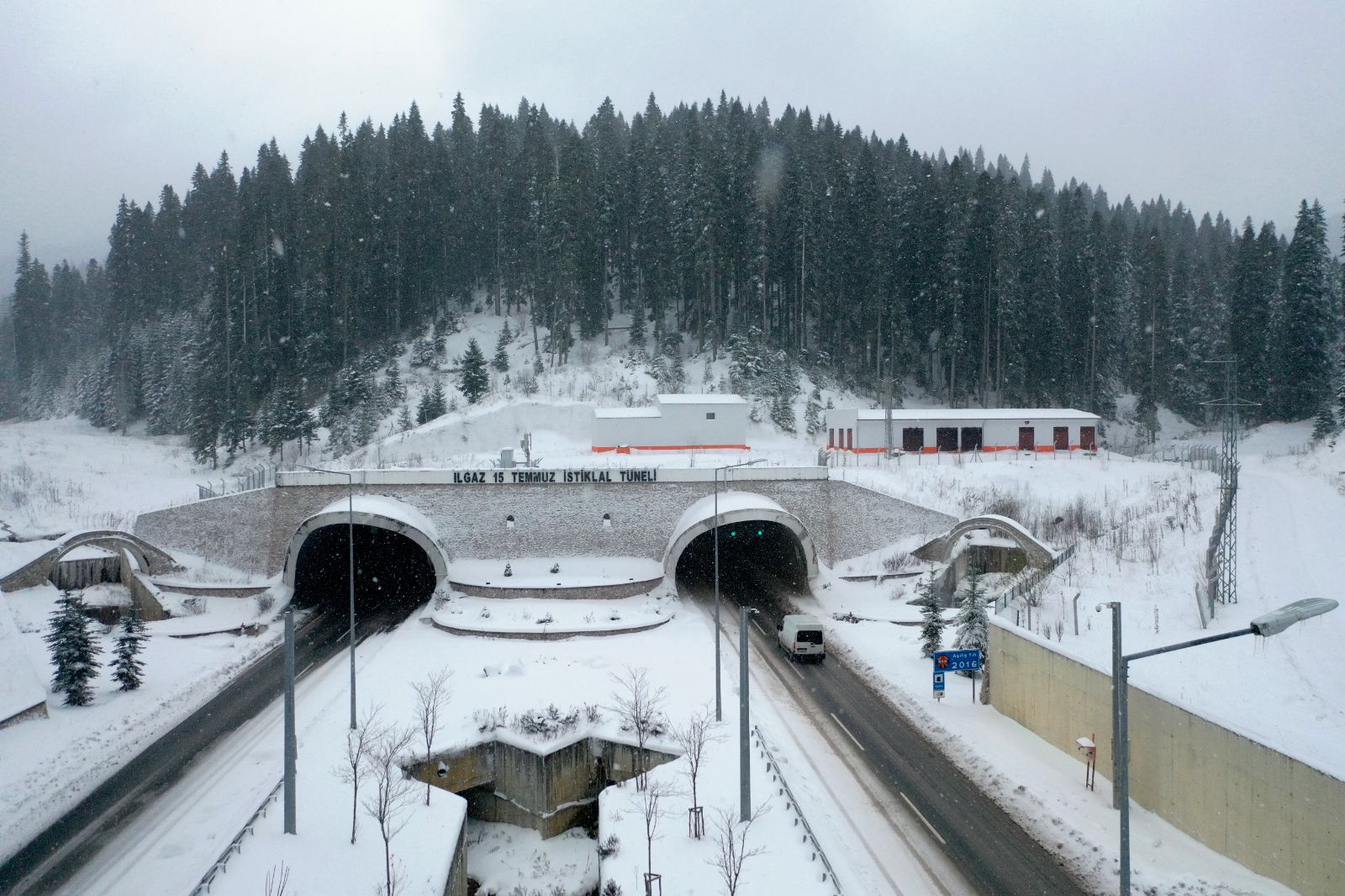 Ilgaz Dağı beyaza büründü