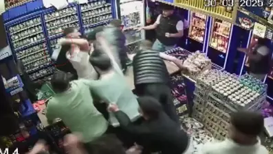 Tekel bayisinde dehşet anları! İki kişiyi öldüresiye dövdüler