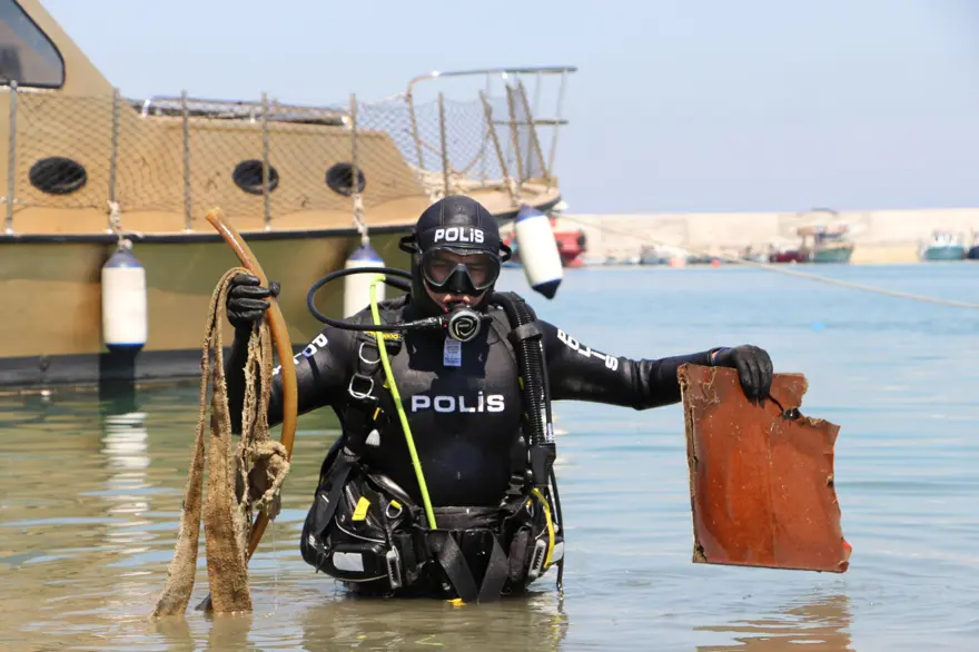 Akdeniz'deki görüntüler şaşırttı: Denizden balık yerine kamp sandalyesi ve lastik çıktı 2 Akdeniz'deki görüntüler şaşırttı: Denizden balık yerine kamp sandalyesi ve lastik çıktı 2