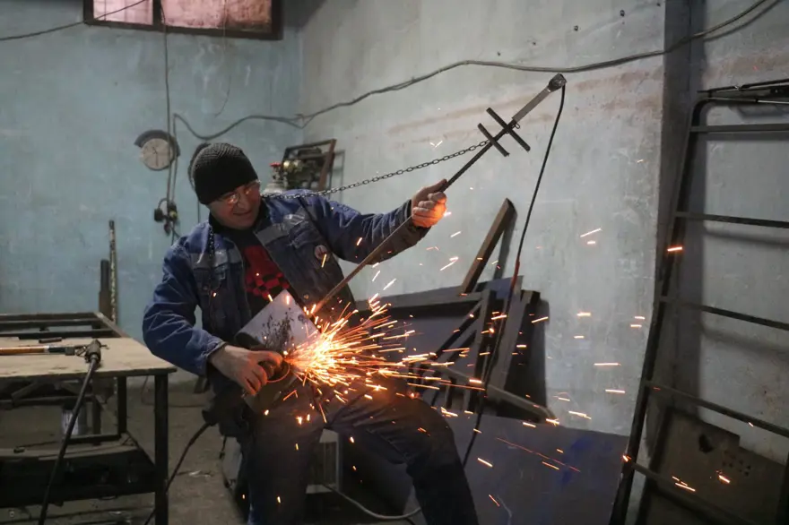 Müzisyen olmak istiyordu kaynakçı oldu, sıra dışı gösterisi ilgi çekiyor: "Sahne teklifleri bile geldi" 6