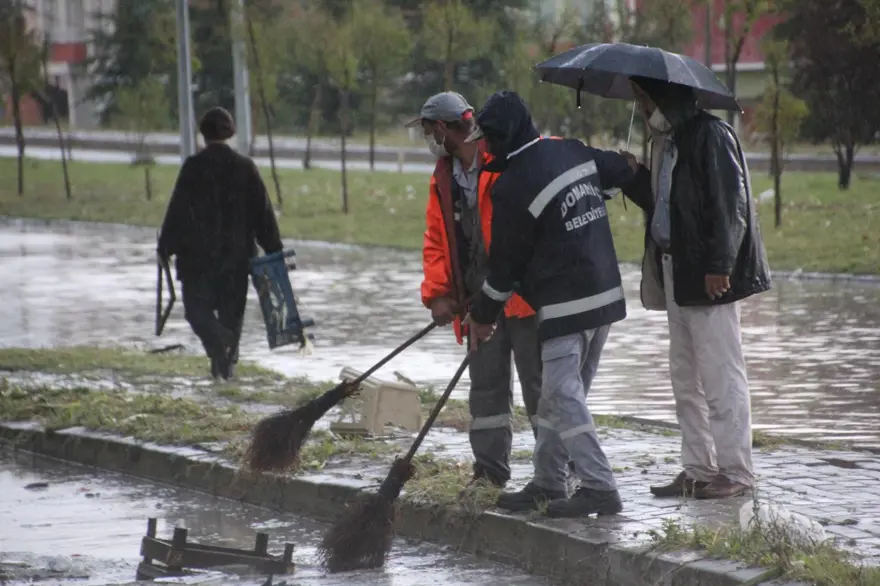 Kütahya Domaniç'i dolu ve sel vurdu 12