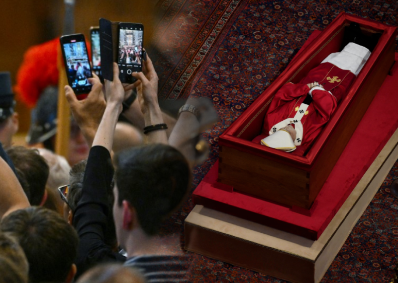 20 bin kişilik saygısızlık: Papa'nın cansız bedeniyle fotoğraf çektiler!