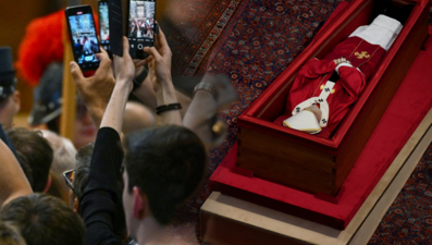 20 bin kişilik saygısızlık: Papa'nın cansız bedeniyle fotoğraf çektiler!