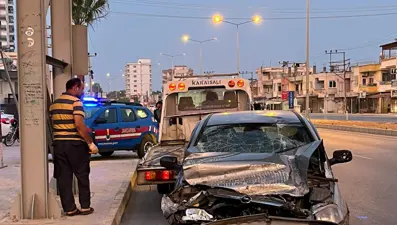 Mersin'de otomobil üst geçide çarptı: Yaralılar var