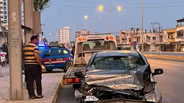 Mersin'de otomobil üst geçide çarptı: Yaralılar var