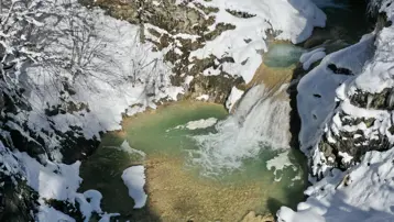Yaz aylarında suyun rengi değişiyor. Üç ayrı gölün birleşiminden oluşuyor